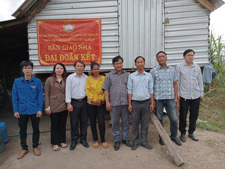 Đại diện lãnh đạo Ủy ban MTTQ Việt Nam huyện Krông Pa bàn giao nhà Đại đoàn kết cho chị Ksor H’Pin. Ảnh: Nguyễn Chi Đại diện lãnh đạo Ủy ban MTTQ Việt Nam huyện Krông Pa bàn giao nhà Đại đoàn kết cho chị Ksor H’Pin. Ảnh: Nguyễn Chi