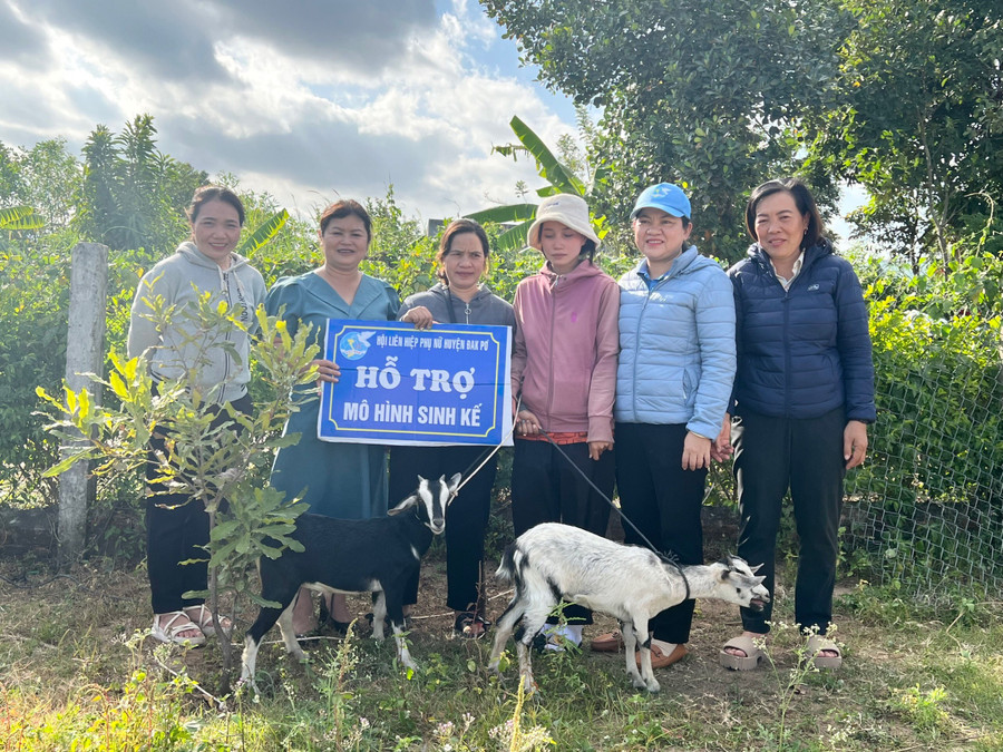 Hội LHPN huyện Đak Pơ trao quà cho các hộ nghèo. Ảnh: Lan Anh Hội LHPN huyện Đak Pơ trao quà cho các hộ nghèo. Ảnh: Lan Anh