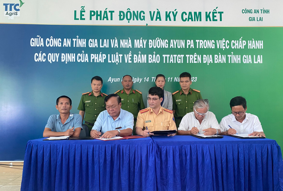 Phòng Cảnh sát Giao thông cùng với 4 hợp tác xã kinh doanh vận tải ký cam kết chấp hành nghiêm các quy định của pháp Luật liên quan đến hoạt động kinh doanh vận tải hàng hóa, ý thức chấp hành giao thông đường bộ. Ảnh: Nguyễn Sang