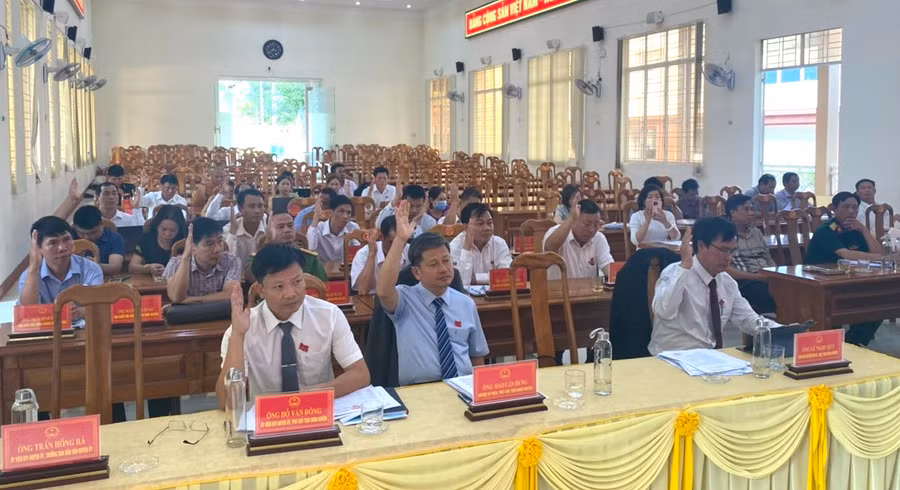 Đại biểu HĐND huyện biểu quyết thông qua các dự thảo nghị quyết tại kỳ họp thứ 9. Ảnh: Phương Lộc