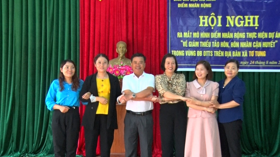 Ban chủ nhiệm mô hình điểm ra mắt tại buổi lễ. Ảnh: Hồng Hạnh