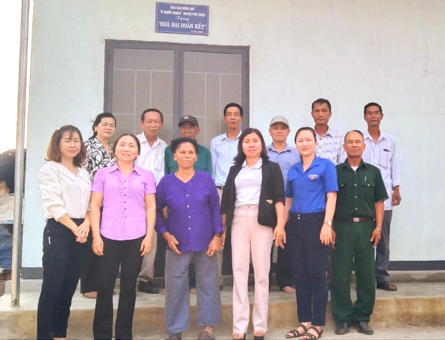 Ban Thường trực Ủy ban MTTQ Việt Nam huyện Phú Thiện trao nhà cho gia đình ông Mã Đại Hùng. Ảnh: Lê Đại Ban Thường trực Ủy ban MTTQ Việt Nam huyện Phú Thiện trao nhà cho gia đình ông Mã Đại Hùng. Ảnh: Lê Đại