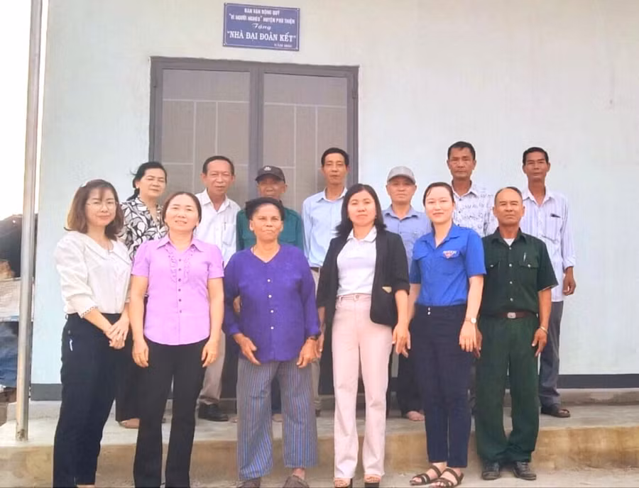 Ban Thường trực Ủy ban MTTQ Việt Nam huyện Phú Thiện trao nhà cho gia đình ông Mã Đại Hùng. Ảnh: Lê Đại