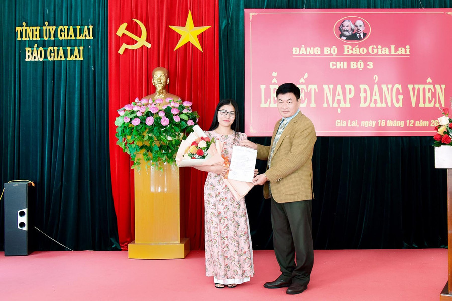 Chi bộ 3 (Đảng bộ Báo Gia Lai) tổ chức lễ kết nạp đảng viên. Ảnh: Đức Thụy