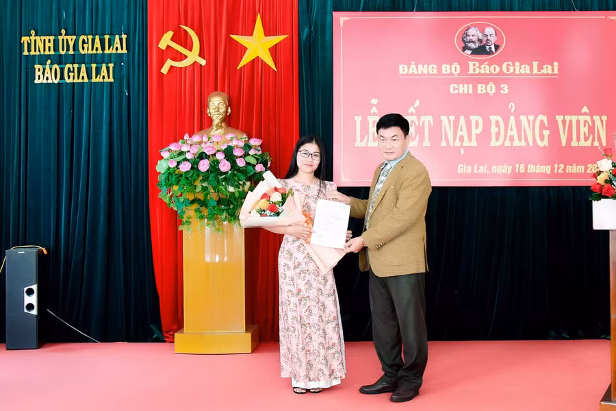 Chi bộ 3 (Đảng bộ Báo Gia Lai) tổ chức lễ kết nạp đảng viên. Ảnh: Đức Thụy