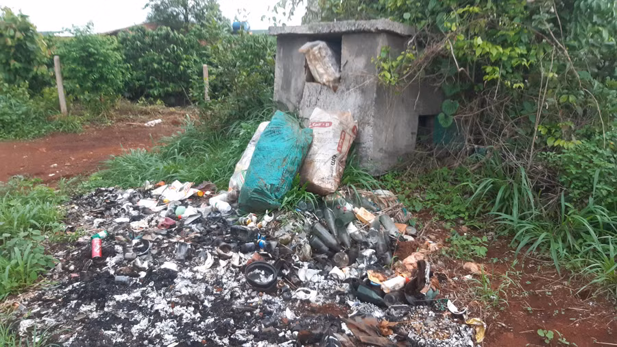 Bể chứa ở làng O Ngol (thôn Phù Cát, xã Ia Vê) đã chất đầy rác sinh hoạt. Ảnh: Anh Quân