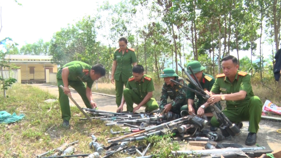 Lực lượng chức năng tiến hành tiêu hủy vũ khí. Ảnh: Hồng Hạnh Lực lượng chức năng tiến hành tiêu hủy vũ khí. Ảnh: Hồng Hạnh