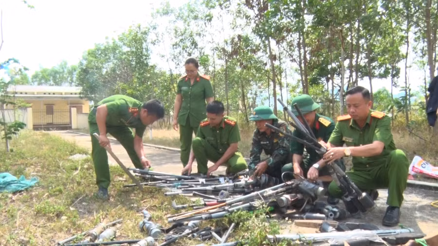 Lực lượng chức năng tiến hành tiêu hủy vũ khí. Ảnh: Hồng Hạnh