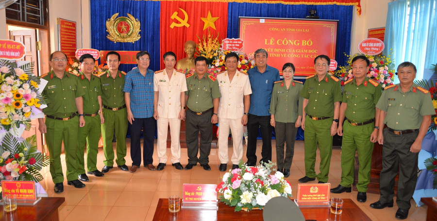 Trung tá Nguyễn Trung Hiển (thứ 7 từ trái sang) và Thượng tá Thiệu Hồng Quyết (thứ 5 từ trái sang). Ảnh: Nông Hòa Trung tá Nguyễn Trung Hiển (thứ 7 từ trái sang) và Thượng tá Thiệu Hồng Quyết (thứ 5 từ trái sang). Ảnh: Nông Hòa