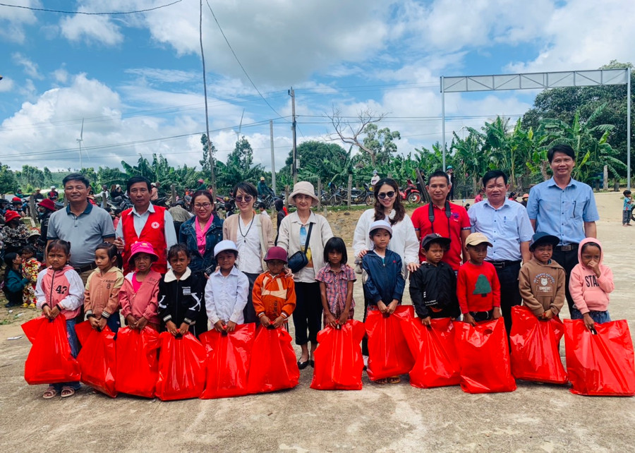 Nhóm thiện nguyện Nguyên An TP. Hồ Chí Minh cùng chính quyền xã Đak Pơ Pho trao quà cho các em học sinh. Ảnh: Thúy Ngọ
