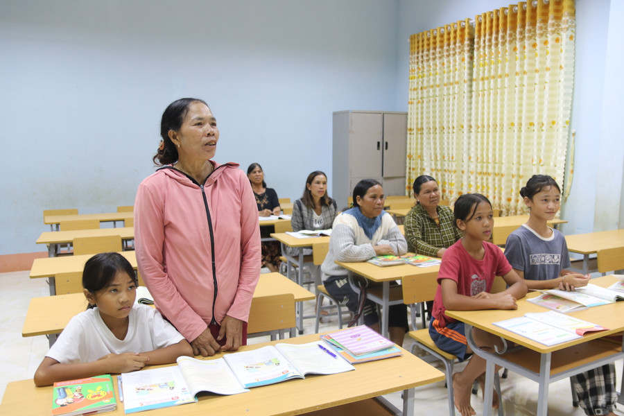 Đã 63 tuổi nhưng bà H’Thich (đứng) ở làng Ia Lang vẫn cần mẫn học tập với mong muốn biết thêm nhiều kiến thức hữu ích cho cuộc sống.