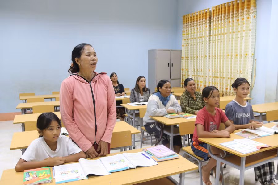 Đã 63 tuổi nhưng bà H’Thich (đứng) ở làng Ia Lang vẫn cần mẫn học tập với mong muốn biết thêm nhiều kiến thức hữu ích cho cuộc sống.