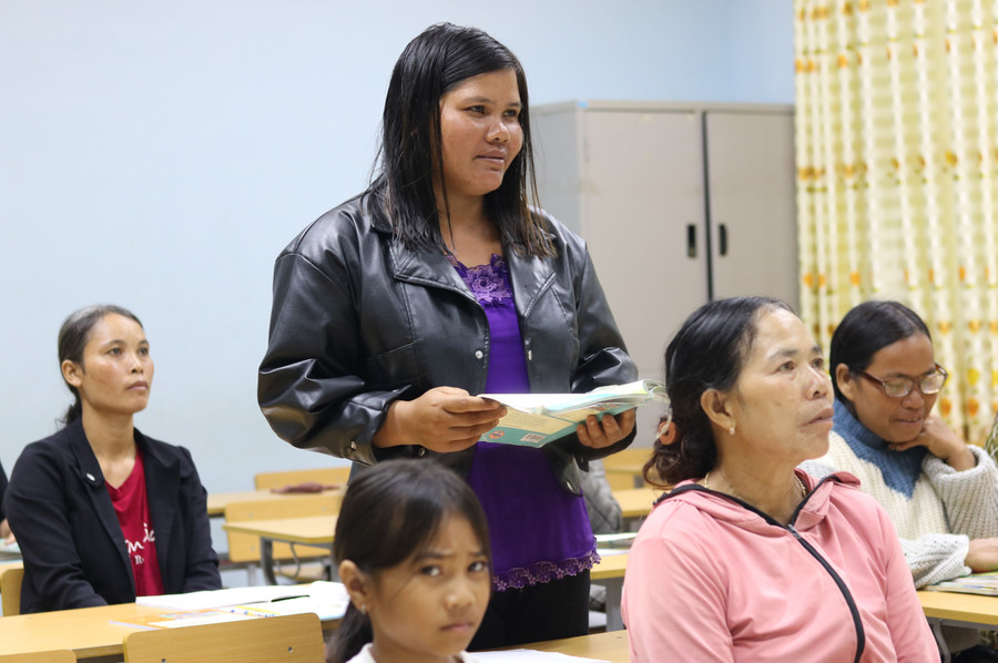 Các học viên ở làng Ia Lang (phường Chi Lăng) rất tích cực phát biểu tại lớp học.