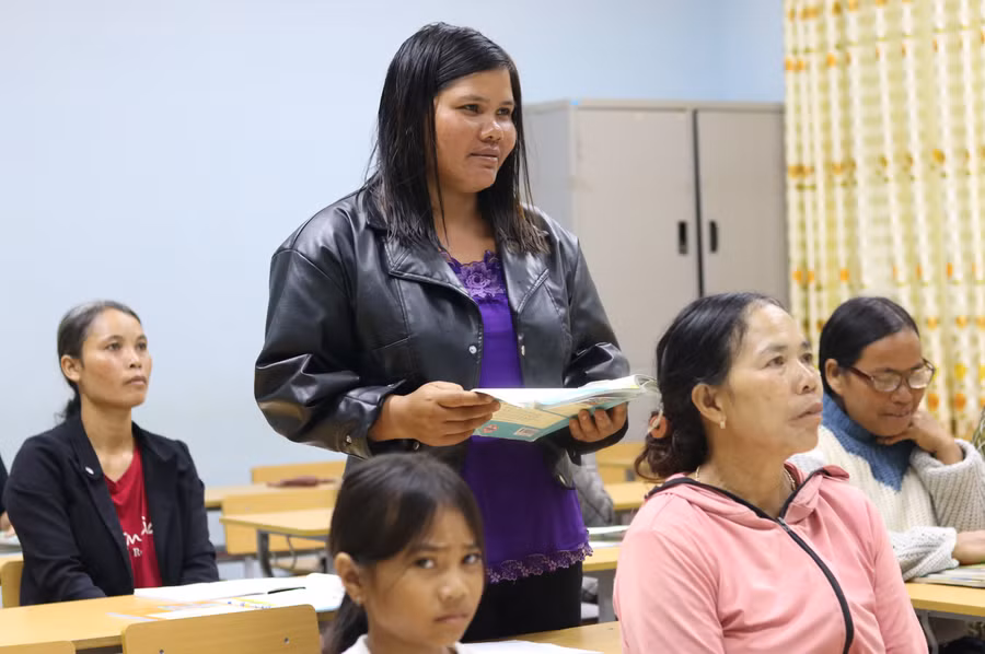 Các học viên ở làng Ia Lang (phường Chi Lăng) rất tích cực phát biểu tại lớp học.