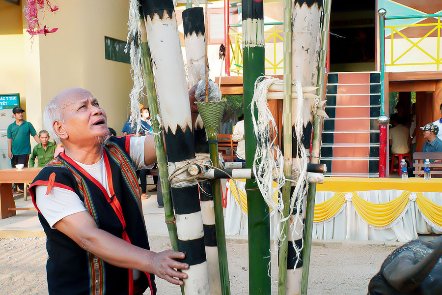 Ông Rơ Lan Chanh thực hiện nghi thức cúng cây nêu trước nhà rông. Ảnh: Đức Thụy Ông Rơ Lan Chanh thực hiện nghi thức cúng cây nêu trước nhà rông. Ảnh: Đức Thụy