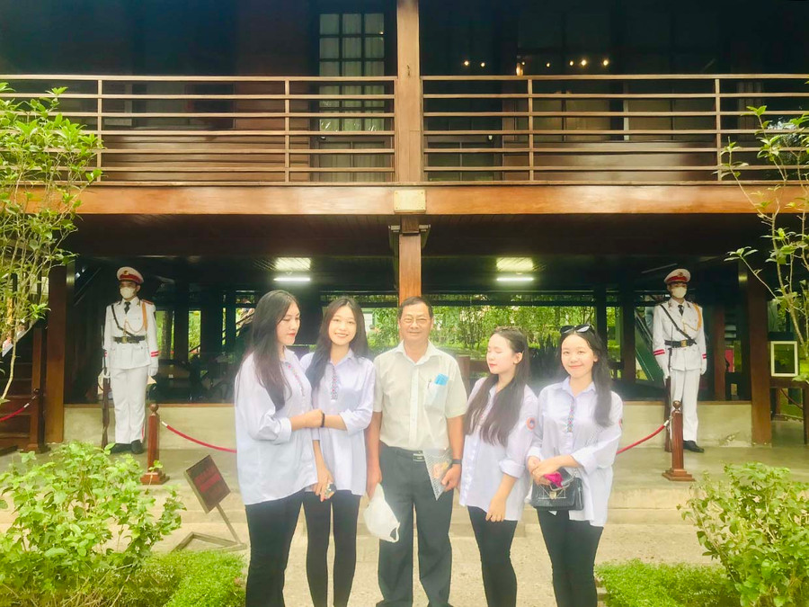 Tác giả (đứng giữa) chụp ảnh trước nhà sàn của Bác ở Khu di tích Chủ tịch Hồ Chí Minh tại Phủ Chủ tịch. Ảnh: B.H Tác giả (đứng giữa) chụp ảnh trước nhà sàn của Bác ở Khu di tích Chủ tịch Hồ Chí Minh tại Phủ Chủ tịch. Ảnh: B.H