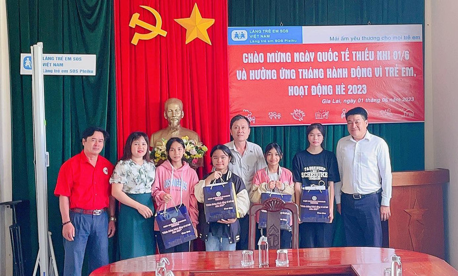 Lãnh đạo huyện Phú Thiện thăm và tặng quà cho trẻ mồ côi của huyện đang sinh sống tại Làng trẻ em SOS Pleiku. Ảnh: Hoa Mai