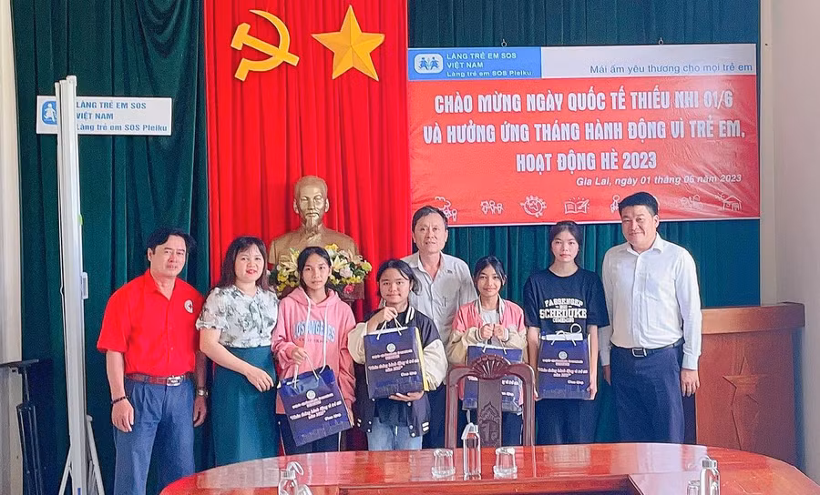 Lãnh đạo huyện Phú Thiện thăm và tặng quà cho trẻ mồ côi của huyện đang sinh sống tại Làng trẻ em SOS Pleiku. Ảnh: Hoa Mai