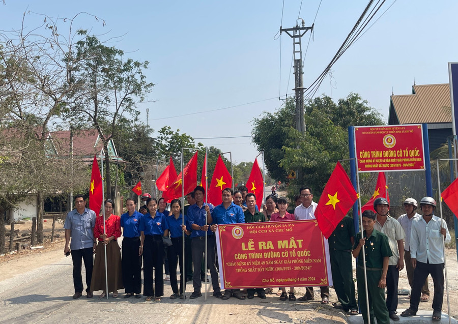 Quang cảnh buổi ra mắt công trình "Đường cờ Tổ quốc". Ảnh: Như Loan Quang cảnh buổi ra mắt công trình "Đường cờ Tổ quốc". Ảnh: Như Loan