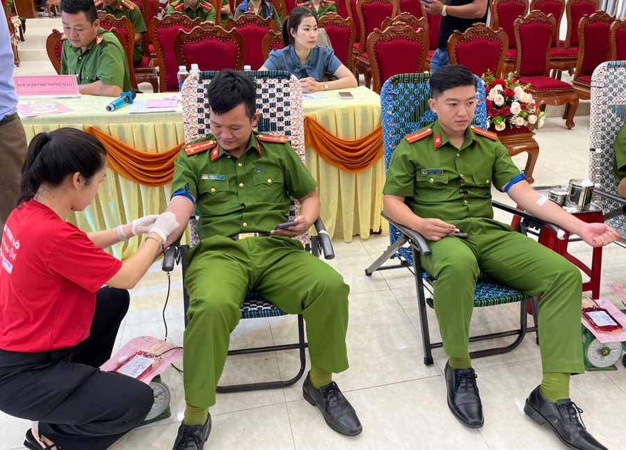 Chiến sĩ Trại giam Gia Trung tham gia hiến máu. Ảnh: Hồng Ngọc