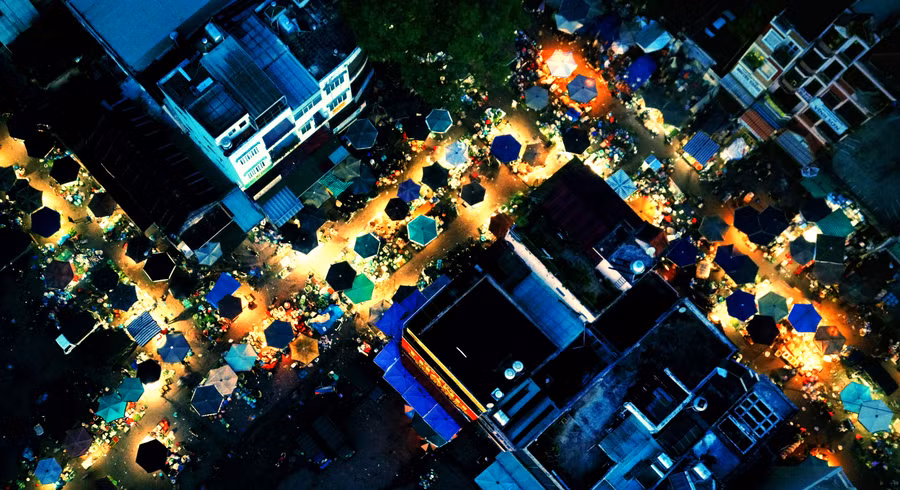 Vẻ đẹp lung linh của chợ đêm khi nhìn từ trên cao.