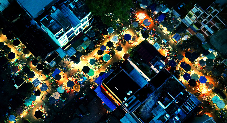 Vẻ đẹp lung linh của chợ đêm khi nhìn từ trên cao.