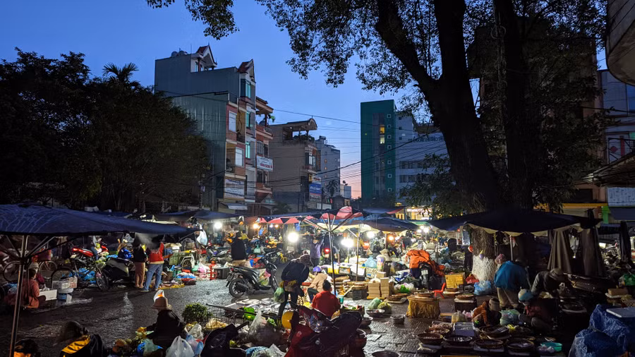 Gần sáng, khu chợ còn tấp nập, nhộn nhịp.