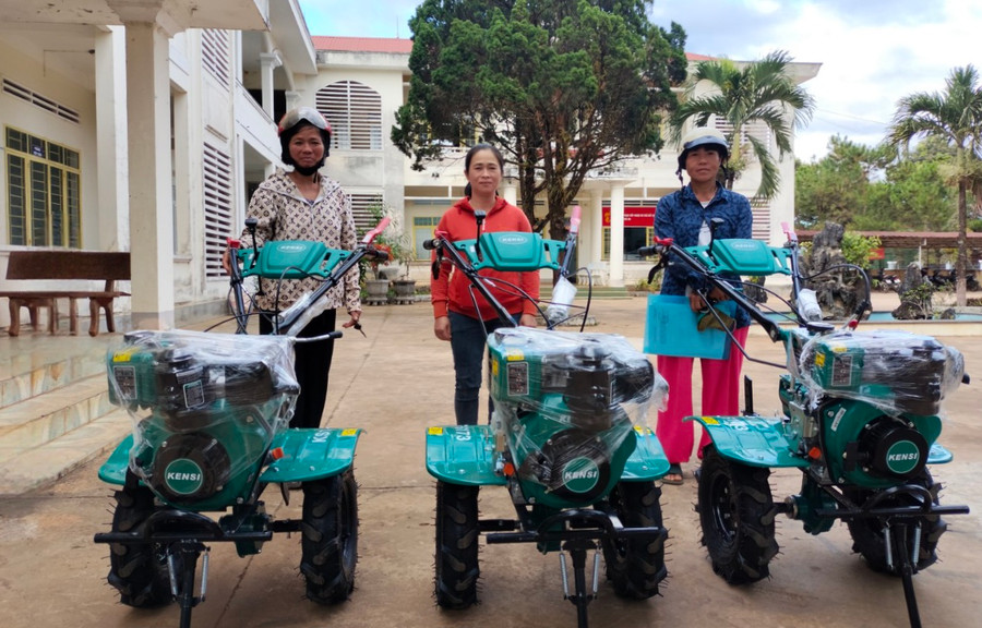 Các hộ nghèo, cận nghèo xã Trà Đa nhận máy xới đất. Ảnh: Bá Bính Các hộ nghèo, cận nghèo xã Trà Đa nhận máy xới đất. Ảnh: Bá Bính