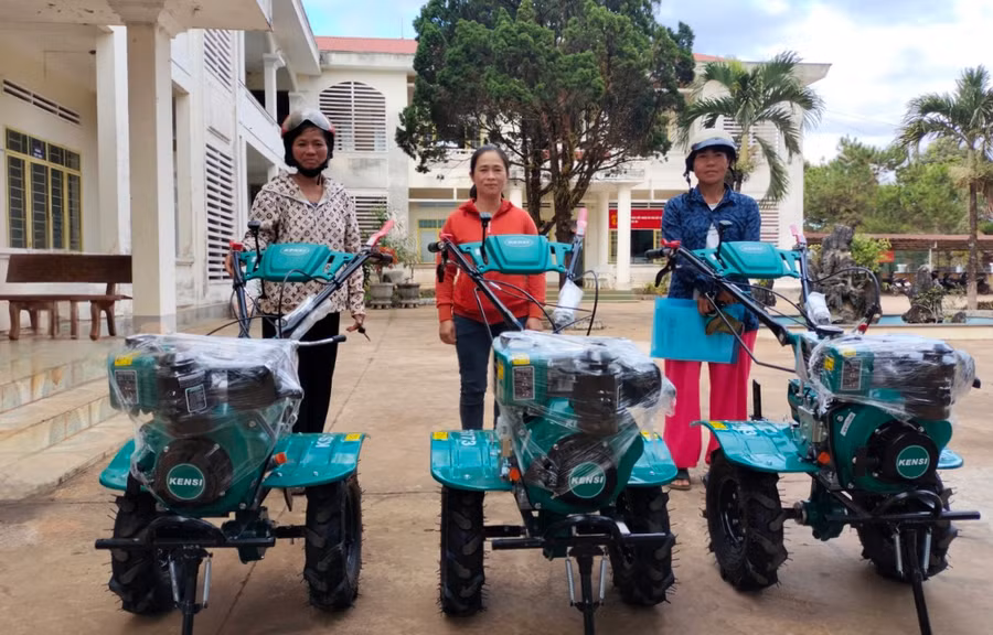 Các hộ nghèo, cận nghèo xã Trà Đa nhận máy xới đất. Ảnh: Bá Bính