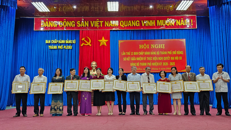 Các đảng viên đạt tiêu chuẩn "Hoàn thành xuất sắc nhiệm vụ" 5 năm liền (2018-2022) được tặng bằng khen của Ban Thường vụ Tỉnh ủy. Ảnh: Bá Bính Các đảng viên đạt tiêu chuẩn "Hoàn thành xuất sắc nhiệm vụ" 5 năm liền (2018-2022) được tặng bằng khen của Ban Thường vụ Tỉnh ủy. Ảnh: Bá Bính