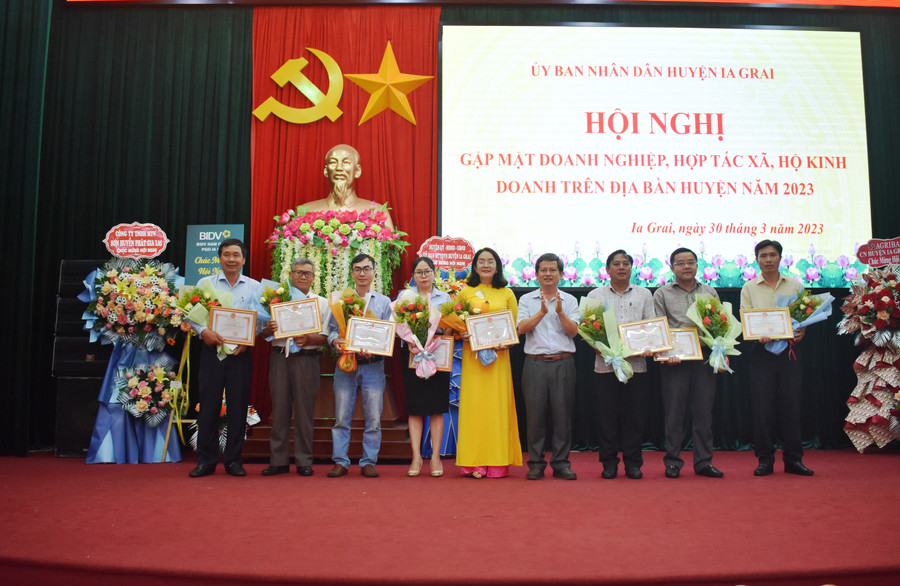 Các tập thể được nhận giấy khen của Chủ tịch UBND huyện Ia Grai vì có thành tích xuất sắc trong thực hiện chính sách pháp luật, thuế và phát triển doanh nghiệp năm 2022. Ảnh: Minh Thoan