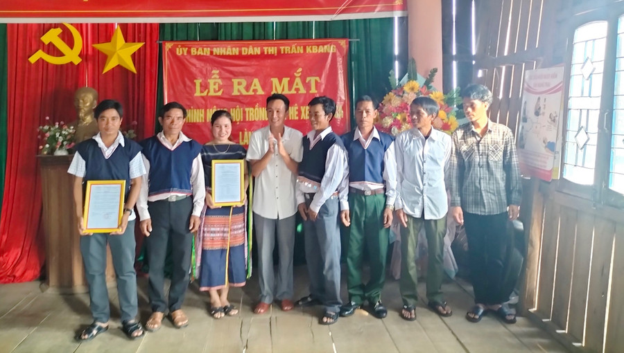 Các thành viên Nông hội trồng cà phê xen mắc ca làng Groi. Ảnh: Minh Ngân