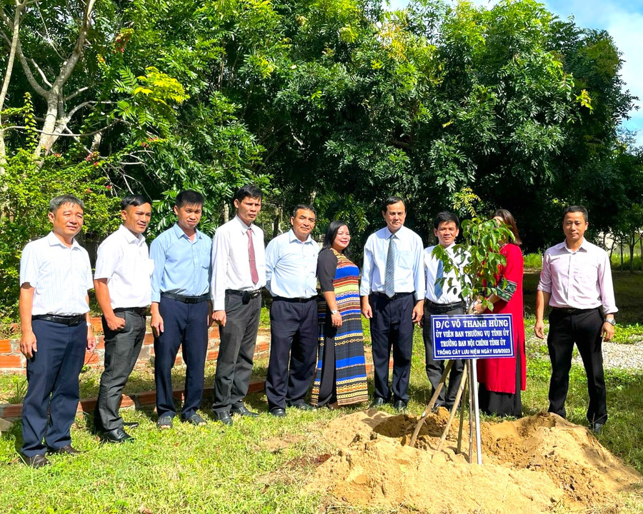 Trưởng ban Nội chính Tỉnh ủy Võ Thanh Hùng (thứ 4 từ phải sang) cùng Ban Giám hiệu Trường THPT Dân tộc nội trú Đông Gia Lai (thị xã An Khê) trồng cây lưu niệm trong khuôn viên trường. Ảnh: Thế Huynh Trưởng ban Nội chính Tỉnh ủy Võ Thanh Hùng (thứ 4 từ phải sang) cùng Ban Giám hiệu Trường THPT Dân tộc nội trú Đông Gia Lai (thị xã An Khê) trồng cây lưu niệm trong khuôn viên trường. Ảnh: Thế Huynh
