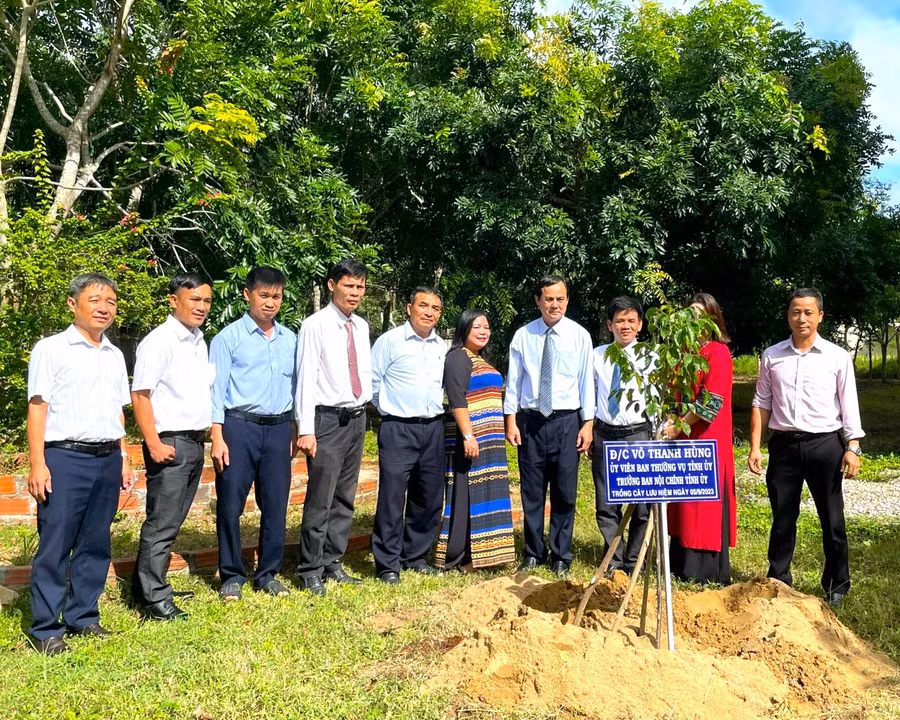 Trưởng ban Nội chính Tỉnh ủy Võ Thanh Hùng (thứ 4 từ phải sang) cùng Ban Giám hiệu Trường THPT Dân tộc nội trú Đông Gia Lai (thị xã An Khê) trồng cây lưu niệm trong khuôn viên trường. Ảnh: Thế Huynh