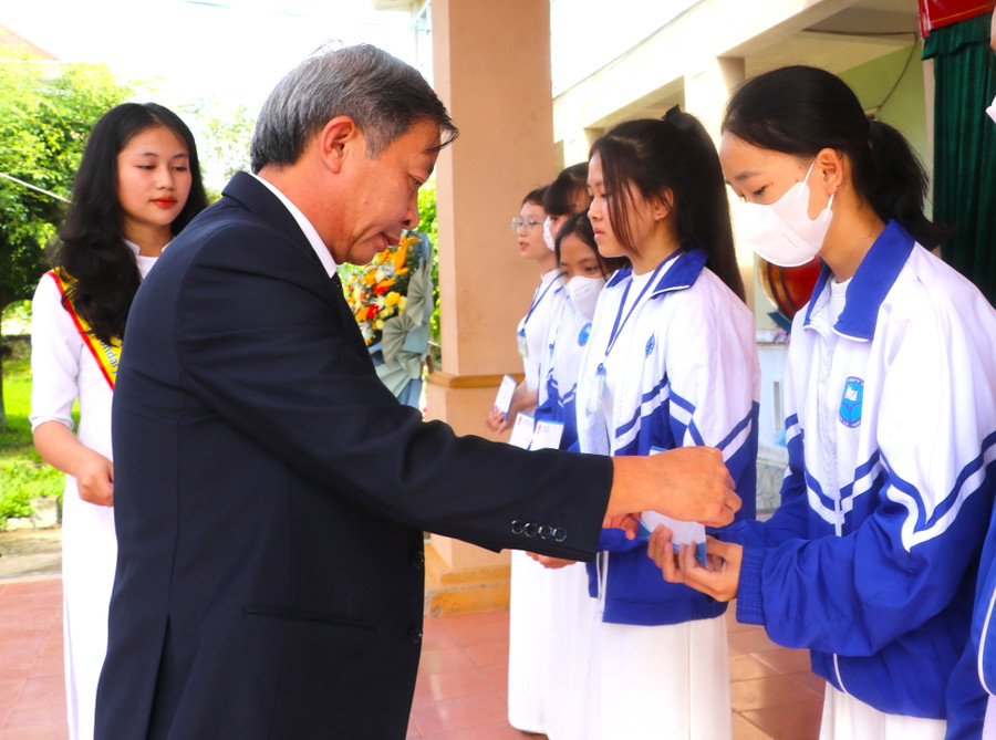 Đồng chí Huỳnh Thế Mạnh-Trưởng ban Tuyên giáo Tỉnh ủy trao quà cho học sinh có thành tích học tập xuất sắc. Ảnh: Ngọc Minh Đồng chí Huỳnh Thế Mạnh-Trưởng ban Tuyên giáo Tỉnh ủy trao quà cho học sinh có thành tích học tập xuất sắc. Ảnh: Ngọc Minh