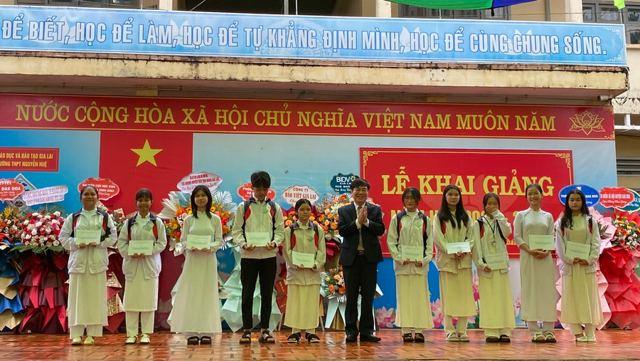 Đồng chí Huỳnh Quang Thái-Trưởng ban Tổ chức Tỉnh ủy trao học bổng Nay Der cho học sinh Trường THPT Nguyễn Huệ. Ảnh: Sơn Ca Đồng chí Huỳnh Quang Thái-Trưởng ban Tổ chức Tỉnh ủy trao học bổng Nay Der cho học sinh Trường THPT Nguyễn Huệ. Ảnh: Sơn Ca