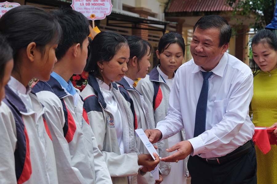 Đồng chí Thái Thanh Bình-Chủ nhiệm Ủy ban kiểm tra Tỉnh ủy trao học bổng cho học sinh giỏi Trường THCS và THPT Nguyễn Văn Cừ (huyện Chư Sê). Ảnh: Hoàng Ngọc Đồng chí Thái Thanh Bình-Chủ nhiệm Ủy ban kiểm tra Tỉnh ủy trao học bổng cho học sinh giỏi Trường THCS và THPT Nguyễn Văn Cừ (huyện Chư Sê). Ảnh: Hoàng Ngọc