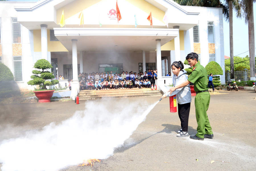 Tập huấn kỹ năng phòng cháy, chữa cháy và cứu nạn, cứu hộ cho các em học sinh tại huyện Chư Prông. Ảnh: Lê Ánh