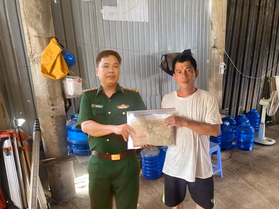 Thượng úy quân nhân chuyên nghiệp Ngôn Văn Thuận trao trả tập hồ sơ cho anh Nguyễn Văn Phong. Ảnh: Kiên Quyết Thượng úy quân nhân chuyên nghiệp Ngôn Văn Thuận trao trả tập hồ sơ cho anh Nguyễn Văn Phong. Ảnh: Kiên Quyết