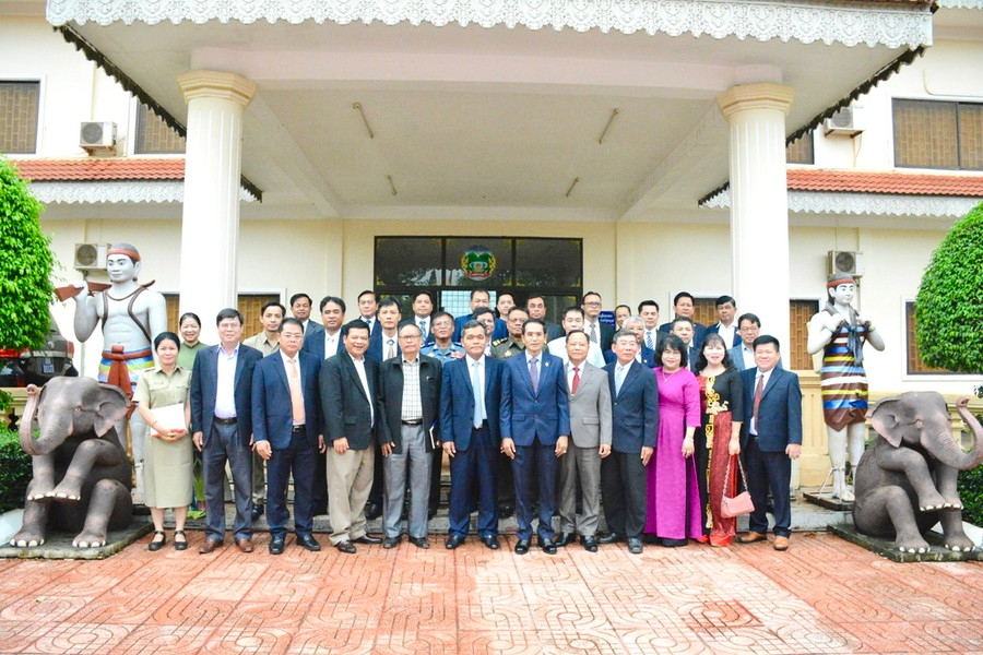 Đoàn lãnh đạo cấp cao của tỉnh Gia Lai chụp hình lưu niệm với lãnh đạo tỉnh Ratanakiri. Ảnh: Minh Nguyễn Đoàn lãnh đạo cấp cao của tỉnh Gia Lai chụp hình lưu niệm với lãnh đạo tỉnh Ratanakiri. Ảnh: Minh Nguyễn