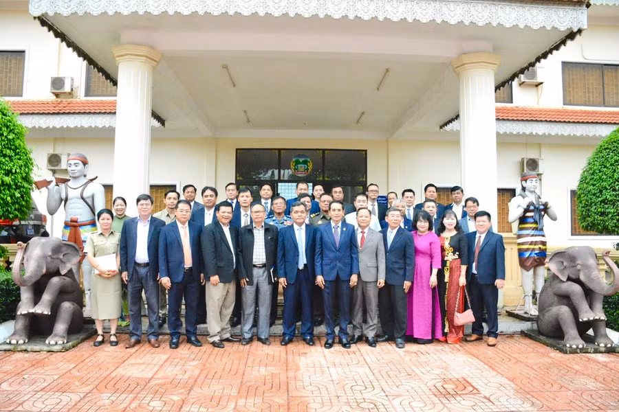 Đoàn lãnh đạo cấp cao của tỉnh Gia Lai chụp hình lưu niệm với lãnh đạo tỉnh Ratanakiri. Ảnh: Minh Nguyễn