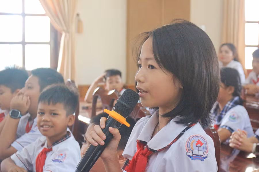 Trẻ em huyện Kbang đặt câu hỏi, chia sẻ nguyện vọng với đại biểu HĐND huyện. Ảnh: Hà Duyệt