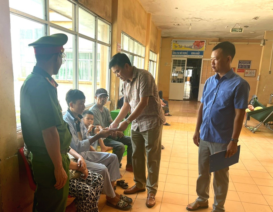 Lãnh đạo huyện Chư Sê ân cần thăm hỏi, động viên gia đình các nạn nhân trong vụ tai nạn giao thông. Ảnh: H.V Lãnh đạo huyện Chư Sê ân cần thăm hỏi, động viên gia đình các nạn nhân trong vụ tai nạn giao thông. Ảnh: H.V