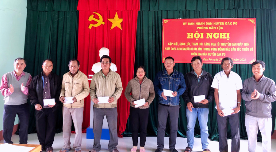 Lãnh đạo Phòng Dân tộc tặng quà cho người uy tín. Ảnh: Lan Anh Lãnh đạo Phòng Dân tộc tặng quà cho người uy tín. Ảnh: Lan Anh