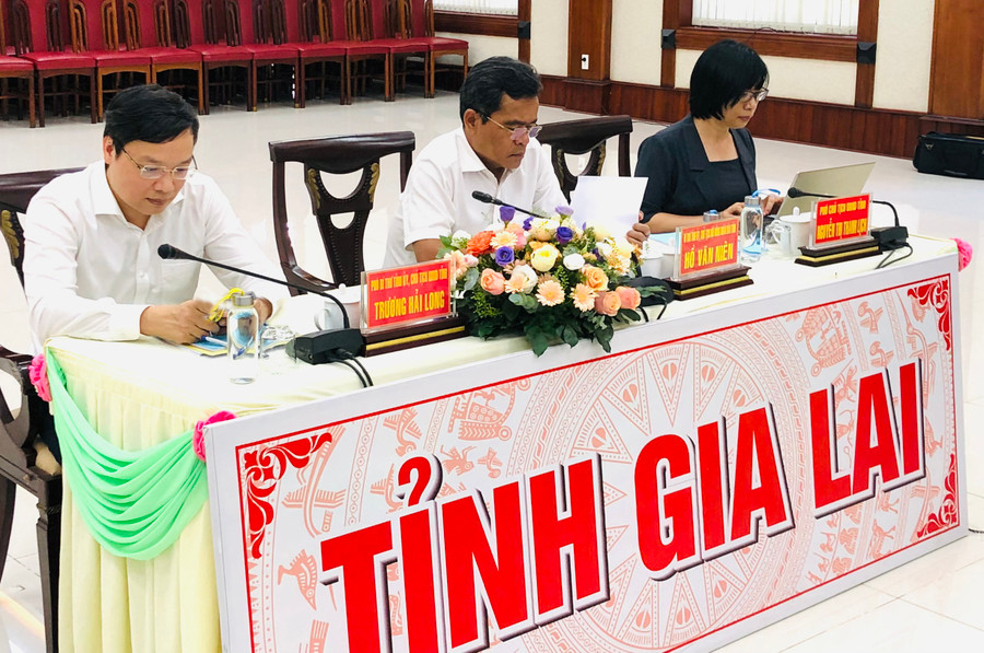 Ủy viên Ban Chấp hành Trung ương Đảng, Bí thư Tỉnh ủy Hồ Văn Niên; Phó Bí thư Tỉnh ủy, Chủ tịch UBND tỉnh Trương Hải Long; Phó Chủ tịch UBND tỉnh Nguyễn Thị Thanh Lịch chủ trì tại điểm cầu Hội trường 2-9. Ảnh: Ngọc Sang