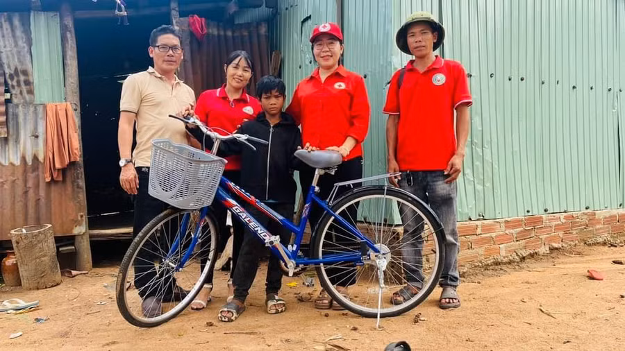 Hội Chữ thập đỏ huyện Kbang tặng xe đạp cho em Đinh Lâng (mồ côi cả cha mẹ, làng Cúc Tung, xã Tơ Tung). Ảnh: H.N