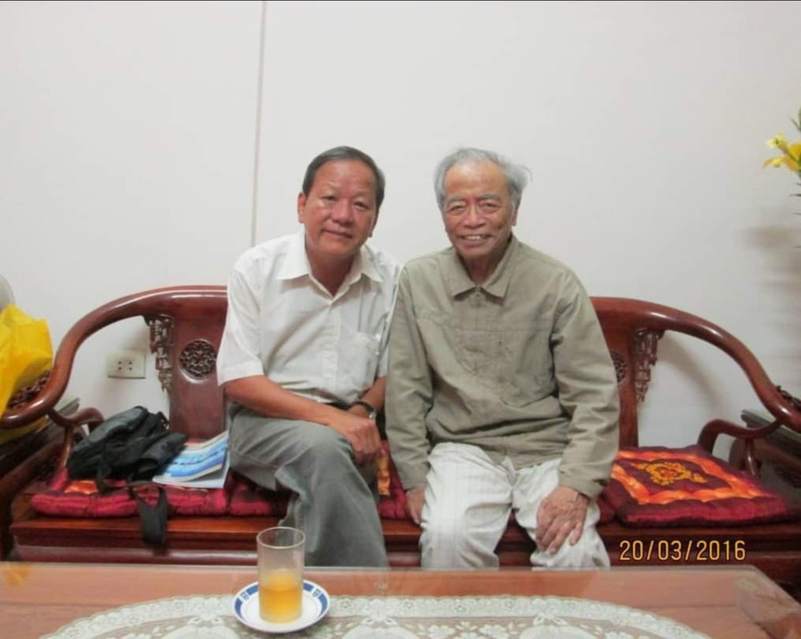 Tác giả và Giáo sư-Tiến sĩ Khoa học Tô Ngọc Thanh (bìa phải). Ảnh: P.S Tác giả và Giáo sư-Tiến sĩ Khoa học Tô Ngọc Thanh (bìa phải). Ảnh: P.S