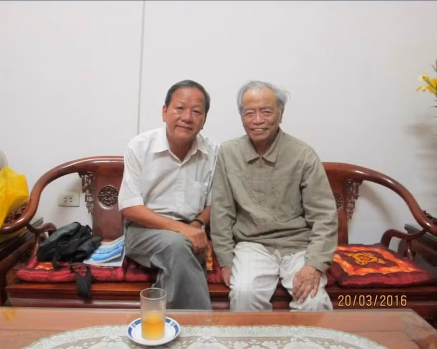 Tác giả và Giáo sư-Tiến sĩ Khoa học Tô Ngọc Thanh (bìa phải). Ảnh: P.S