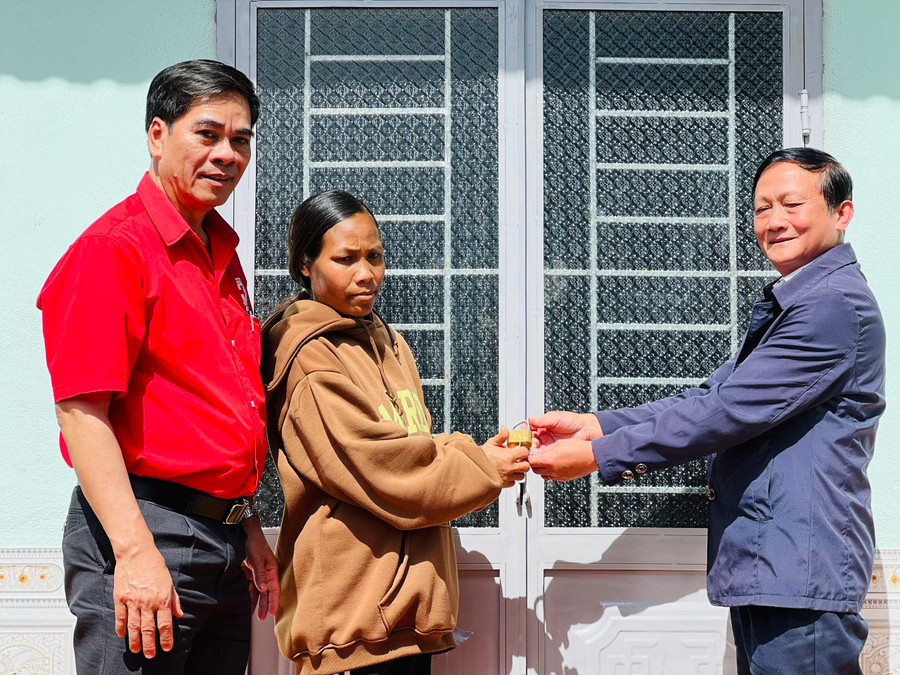 Hội Chữ thập đỏ tỉnh bàn giao nhà cho gia đình bà Hẽm, làng Blưng, xã Trang, huyện Đak Đoa. Ảnh: Hồng Ngọc Hội Chữ thập đỏ tỉnh bàn giao nhà cho gia đình bà Hẽm, làng Blưng, xã Trang, huyện Đak Đoa. Ảnh: Hồng Ngọc
