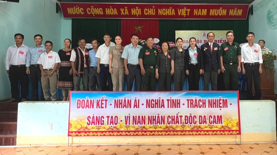 Ban Chấp hành Hội Nạn nhân chất độc da cam/dioxin huyện Chư Păh khóa mới ra mắt tại đại hội. Ảnh: Đinh Yến